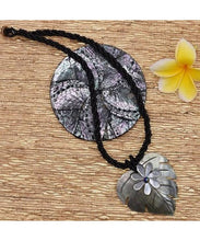 Load image into Gallery viewer, Flower With Leaf Mop Shell Necklace