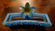 Load image into Gallery viewer, Petal Claw Hair Clip