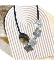 Load image into Gallery viewer, Natural Flower Mother of Pearl Necklace