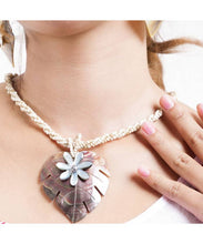 Load image into Gallery viewer, Flower With Leaf Mop Shell Necklace