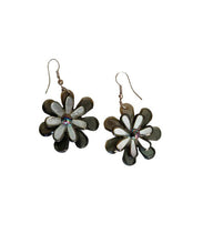 Load image into Gallery viewer, M.O.P Shell Earrings