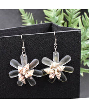 Load image into Gallery viewer, Tiare Flower With Seashell Earrings