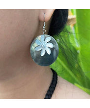 Load image into Gallery viewer, Mother Of Pearl Tiare Flower Earrings