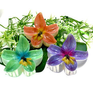 Load image into Gallery viewer, Lily Flower Hair Claw Clip
