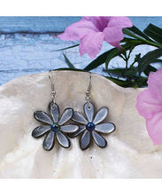 Load image into Gallery viewer, Tiare M.O.P Flower Shell Earrings
