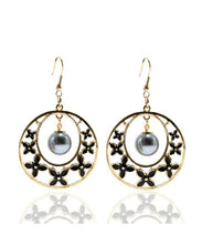 Load image into Gallery viewer, Black Pearl With Flower Earring
