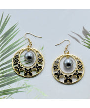 Load image into Gallery viewer, Black Pearl With Flower Earring
