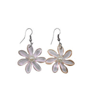Load image into Gallery viewer, Tiare Flower Shell Earrings
