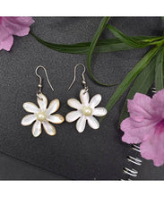 Load image into Gallery viewer, Tiare Flower Shell Earrings
