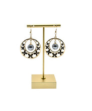 Load image into Gallery viewer, Black Pearl With Flower Earring
