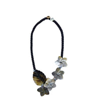 Load image into Gallery viewer, Natural Flower Mother of Pearl Necklace
