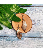 Load image into Gallery viewer, Tiare Flower Hand Carved shell Pearl Earrings
