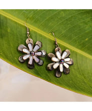 Load image into Gallery viewer, M.O.P Shell Earrings
