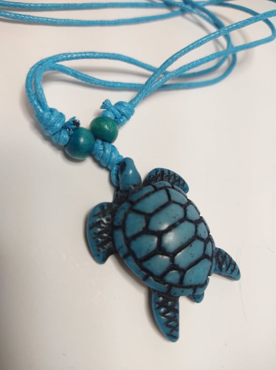 ADJUSTABLE NECKLACE WITH TURTLE PENDANT