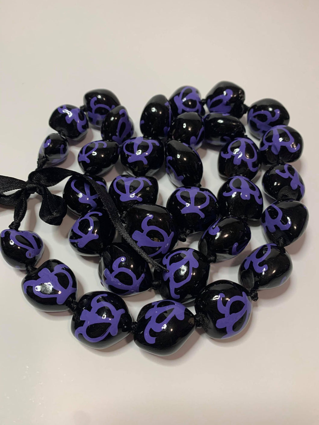 BLACK KUIKUI LEI WITH TURTLE DESIGN