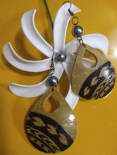 Load image into Gallery viewer, TEARDROP TRIBAL COCONUT SHELL EARRINGS
